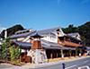 道路沿いにある和風の建物の竹田温泉花水月の写真